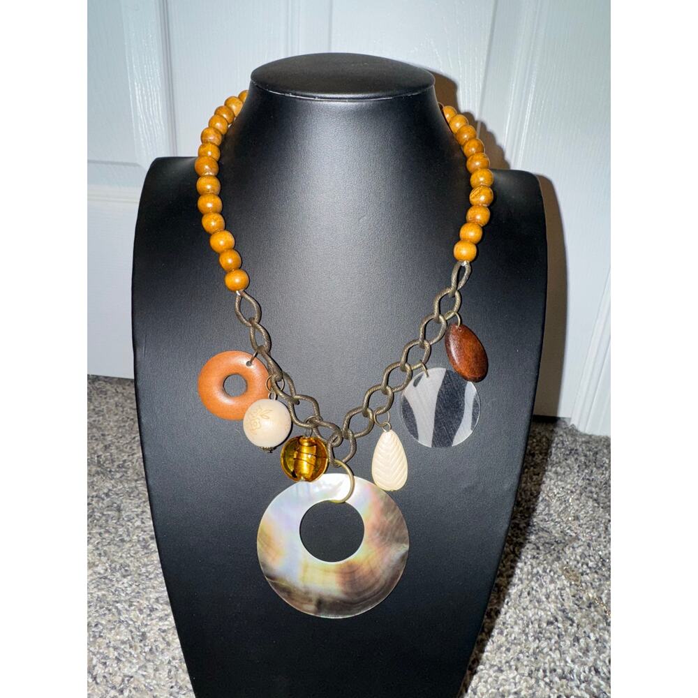 Necklace / Wood bead / Mother of Pearl Pendant / Vintage